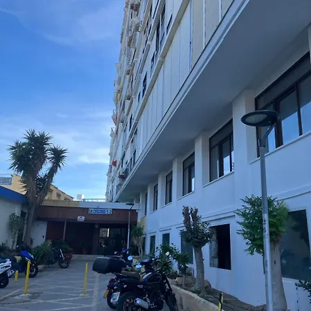 Inviting With Sea View Apartmán